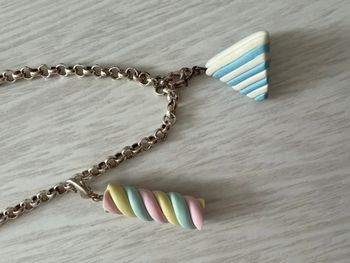 Sautoir de créateur argenté et charms gourmandises
