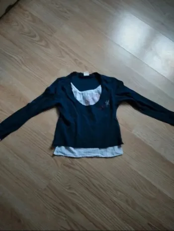 Haut manches longues. Bleu marine. Ikks.
Taille 4 ans