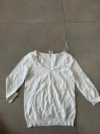 Haut blanc camaieu mais une petite tache rose derrière un bras, taille S/M