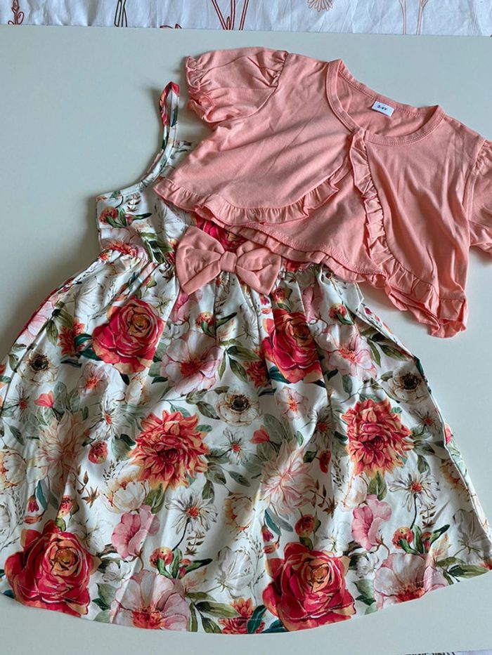 Ensemble robe fleurie avec gilet assorti