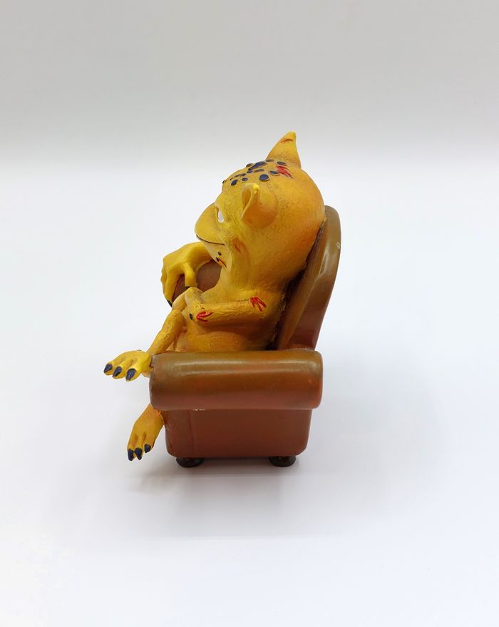 Figurine publicitaire Le champignon NOVARTIS dans un fauteuil hauteur 10 cm - photo numéro 2