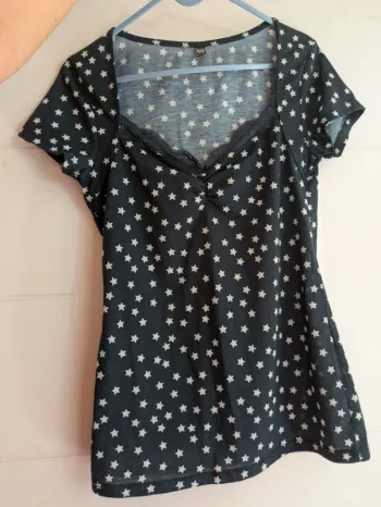 Magnifique t shirt Bleu marine à étoiles blanches