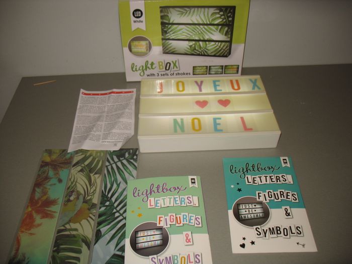 BOITE LUMINEUSE BLANCHE + LETTRES ET CHIFFRES - 30 x 22 x 4.5 CM - n°15