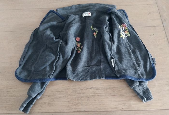 Gilet zippé fille 5ans en très bon état - photo numéro 3