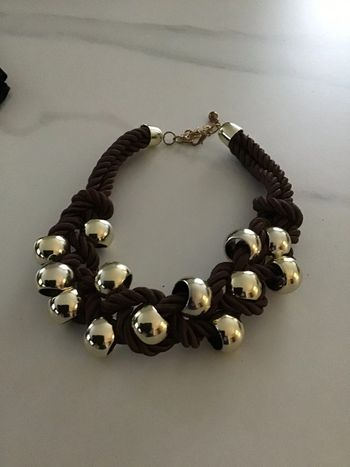 Joli collier cordelette tressée  ornée de grosses perles dorées