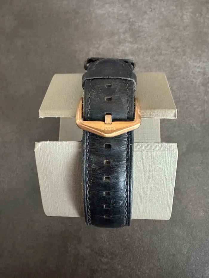 Montre Fossil Homme noire et dorée - Très bon état - photo numéro 2