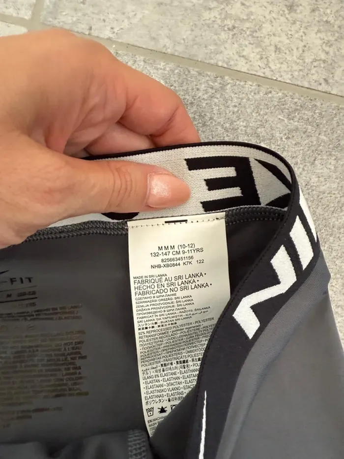 Short Nike de sport garçon gris taille 9-11 ans comme neuf - photo numéro 4