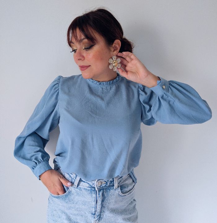 Blouse ample col montant bleu ciel romantique tendance moderne Marque Primark Taille 40 L
Très bon état - photo numéro 2