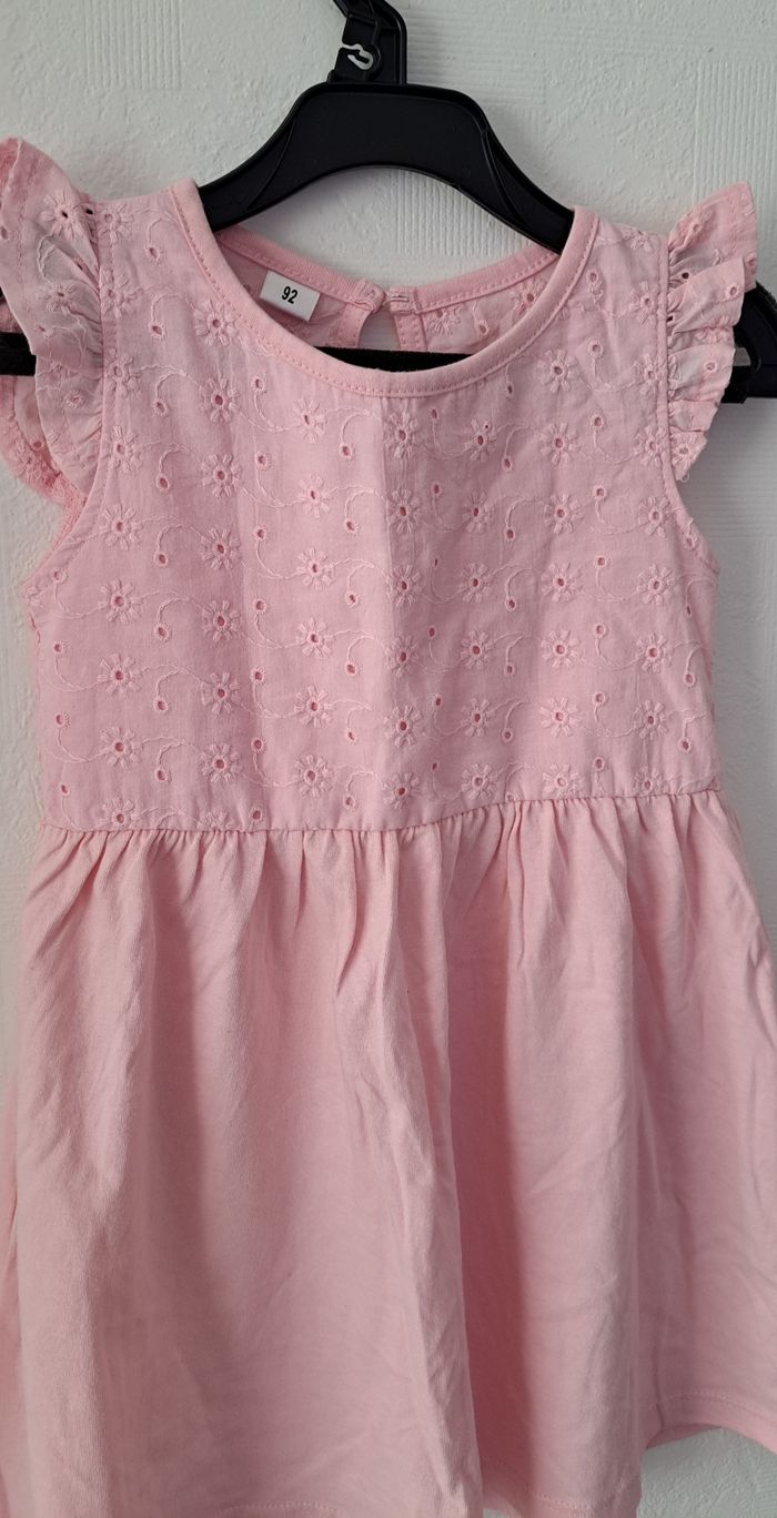 Belle robe brodée 2 ans comme neuve - photo numéro 3
