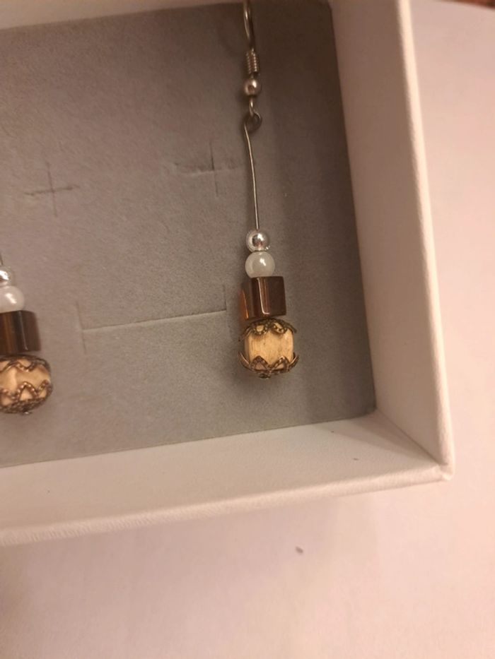 Boucles d'oreilles pendante marron beige blanc et argenté - photo numéro 4