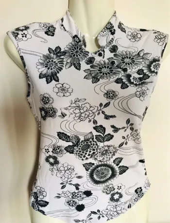 Tee shirt blanc fleurs noire