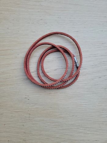 Long collier ou bracelet cuire clou discret