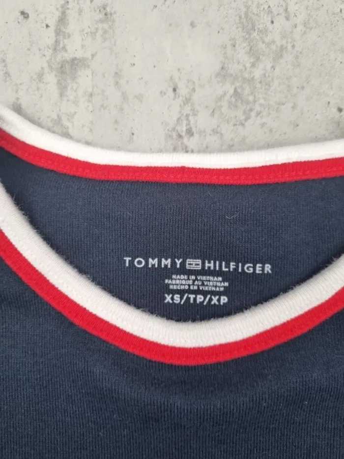 T-shirt Tommy Hilfiger col rond liseré bleu marine – Taille XS Femme (mesures en photos - photo numéro 3