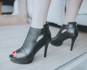 Bottines noires a talons hauts neuve t 40