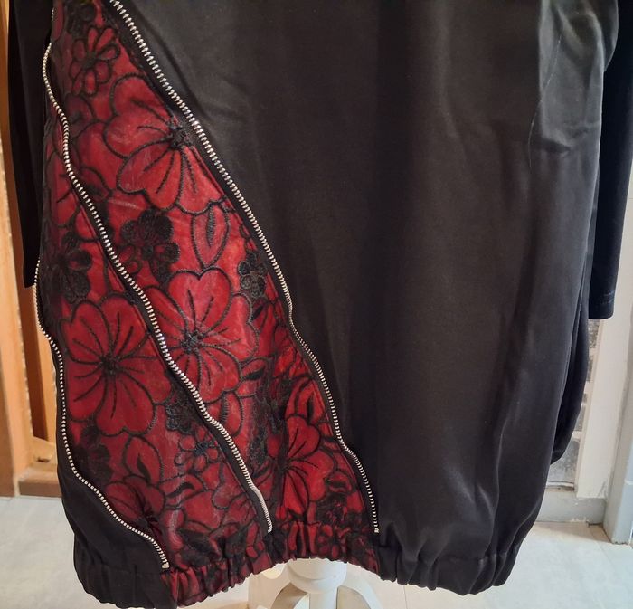 Robe courte noire et rouge à dentelle et fausses fermetures éclair - photo numéro 3