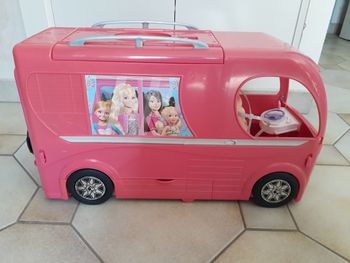 Camping car Barbie avec mobilier et accessoires