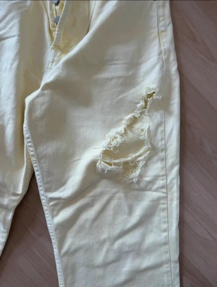 Jean mom jaune pâle Zara – effet usé jaune pale - photo numéro 3