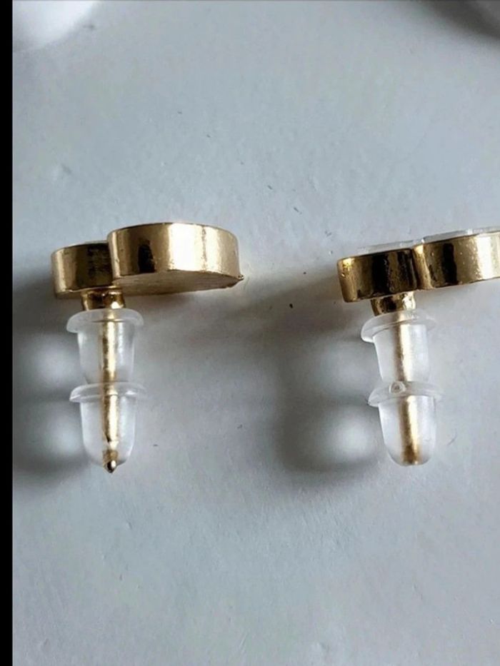 Boucles d’oreilles blanc et dorées cœur ajouré – clous fins minimalistes – bijou fantaisie chic - photo numéro 9