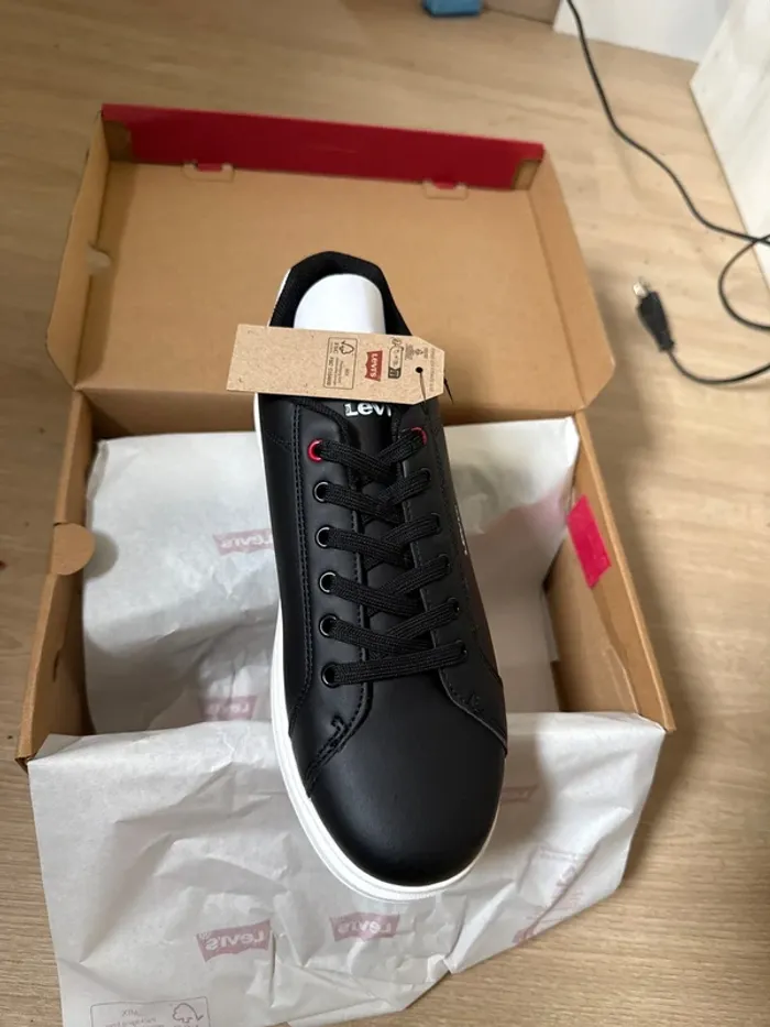 Très jolies baskets Levi’s neuves avec étiquette pointure 39 - photo numéro 4