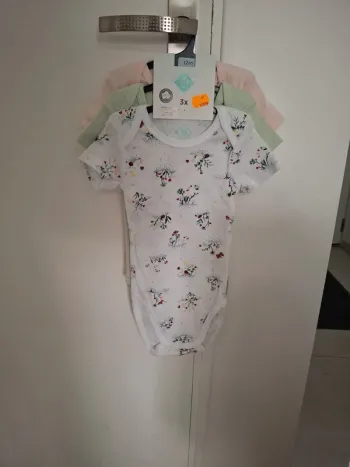 Lot de 3 bodies neufs 12 mois été fille