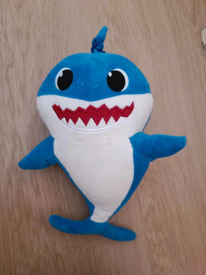 Peluche baby shark bleu