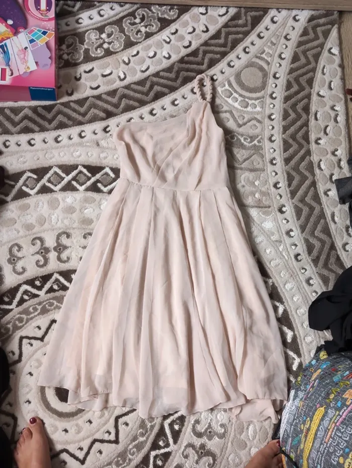 Robe à une épaule style romain