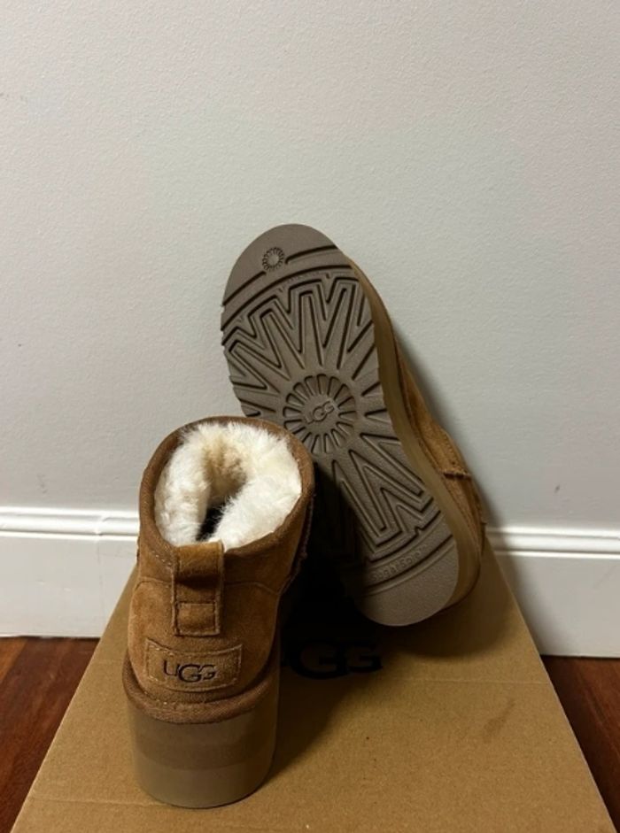 Bottes de neige courtes à talons hauts UGG, pointure 39 - photo numéro 7
