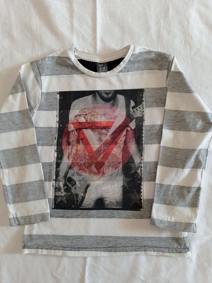 Polo avec manches longues couleur blanc à rayures grises marque Zara kids taille 3 ou 4 ans 104 cm avec inscription devant motif voir photos - photo numéro 5