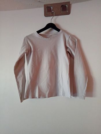 Tee-shirt longues manches blanc cassé.  7 ans