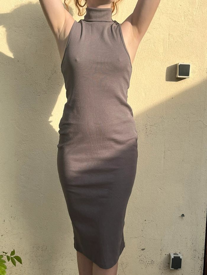 Robe mi-longue taupe à col roulé