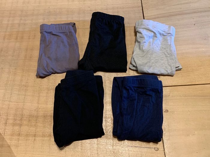 Lot de cinq leggings en bon état taille 4 ans