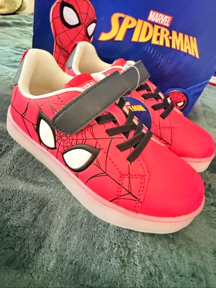 Basket Spiderman Marvel lumineux - photo numéro 7