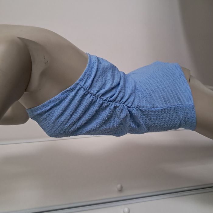 Top épaules dénudées Haut sans bretelle asymétrique bleu Taille M Neuf - photo numéro 3