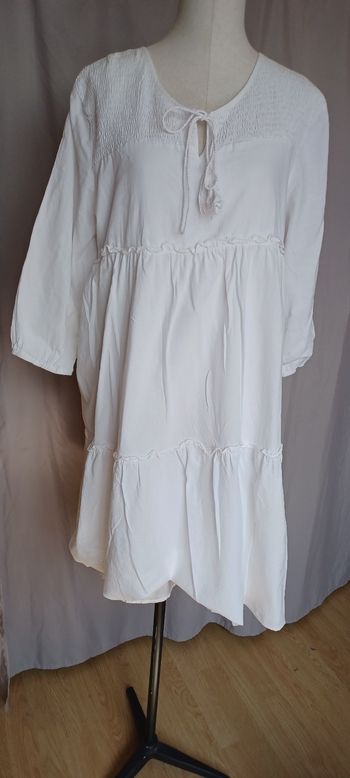 Très jolie robe d'été femme T U  couleur blanc cassé 