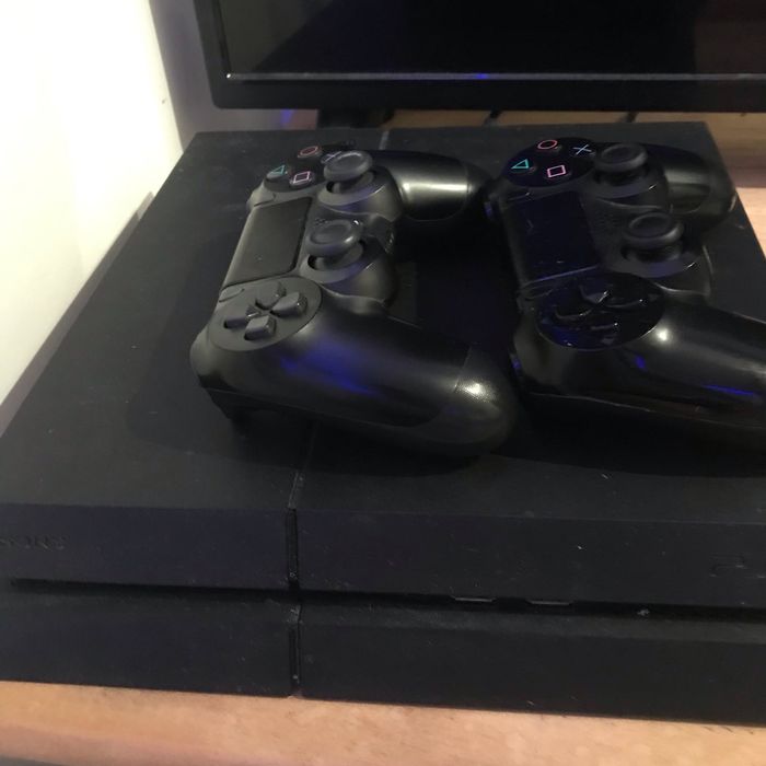 Ps4 500go+ 2 manettes +17jeux
