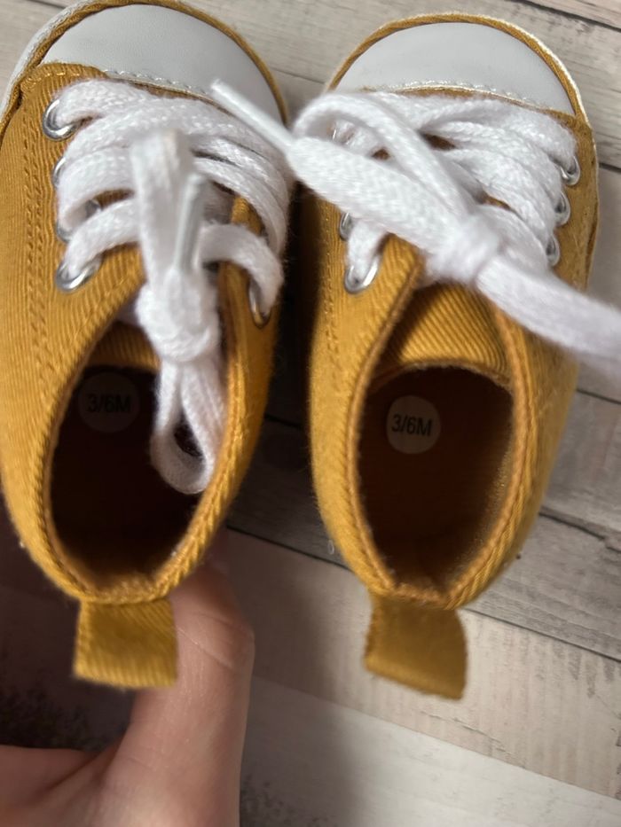 Chaussure montantes bébé taille 3-6 mois - photo numéro 6