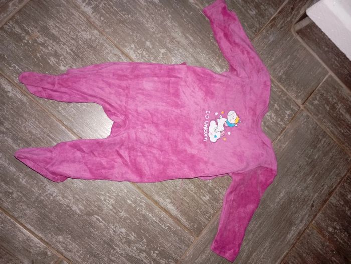 Deux pyjamas 1 pièce