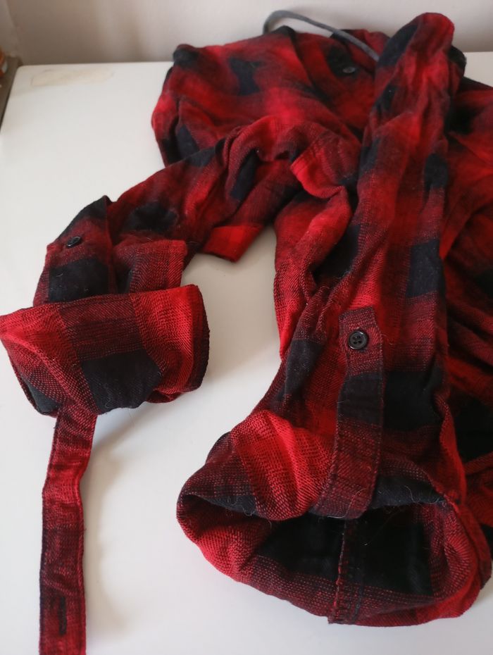 Chemise avec capuche et 2 poches . Taille M .Coton carreaux  rouge et noir . Jennyfer. État neuf - photo numéro 4