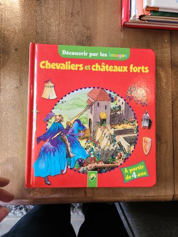 Livre enfant : chevaliers et châteaux forts