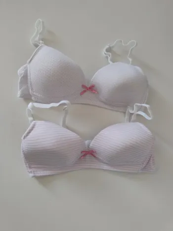 Deux soutien-gorge fille
