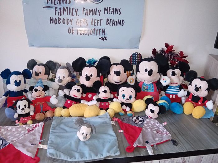 Gros lot de 15 peluches mickey dont 3 interactives prix non négociable