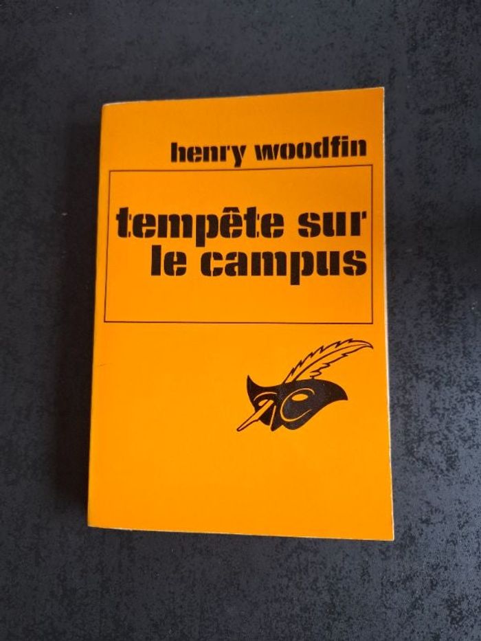 Roman policier Tempête sur le campus de Henry Woodfin en bon état