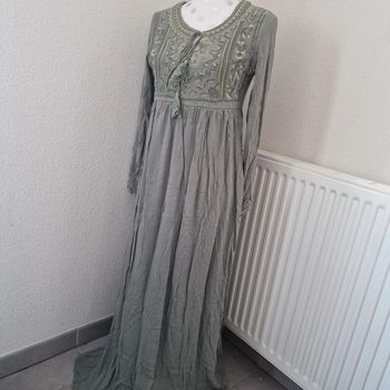 Robe longue avec broderie taille M avec étiquette