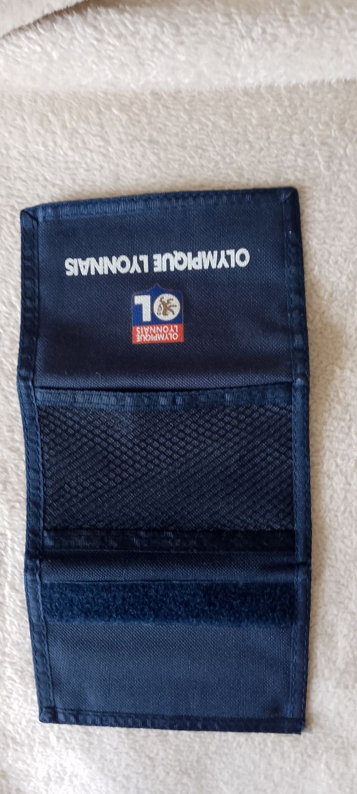 Joli porte feuille olympique lyonnais. Fermeture scratch. Plusieurs poches dont une a fermeture éclair. neuf - photo numéro 9