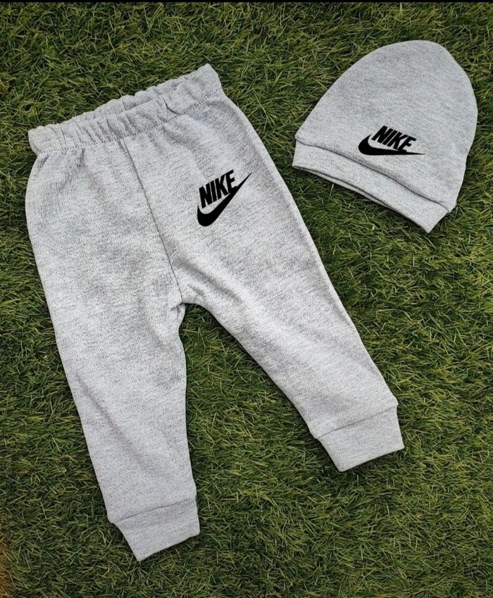 Ensemble pantalon de jogging + bonnet bebe garçon taille 6/9 mois neuf jamais porté