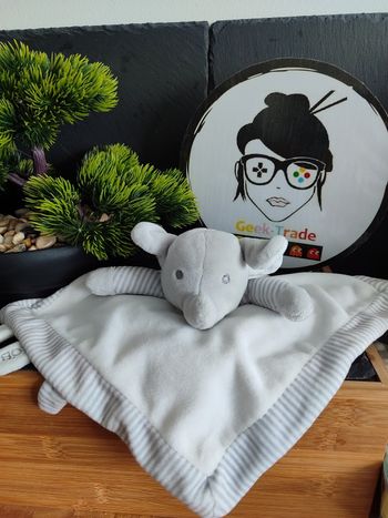 Obaïbi Doudou plat éléphant gris blanc okaidi rayé rayure plat carré Étoile Pois