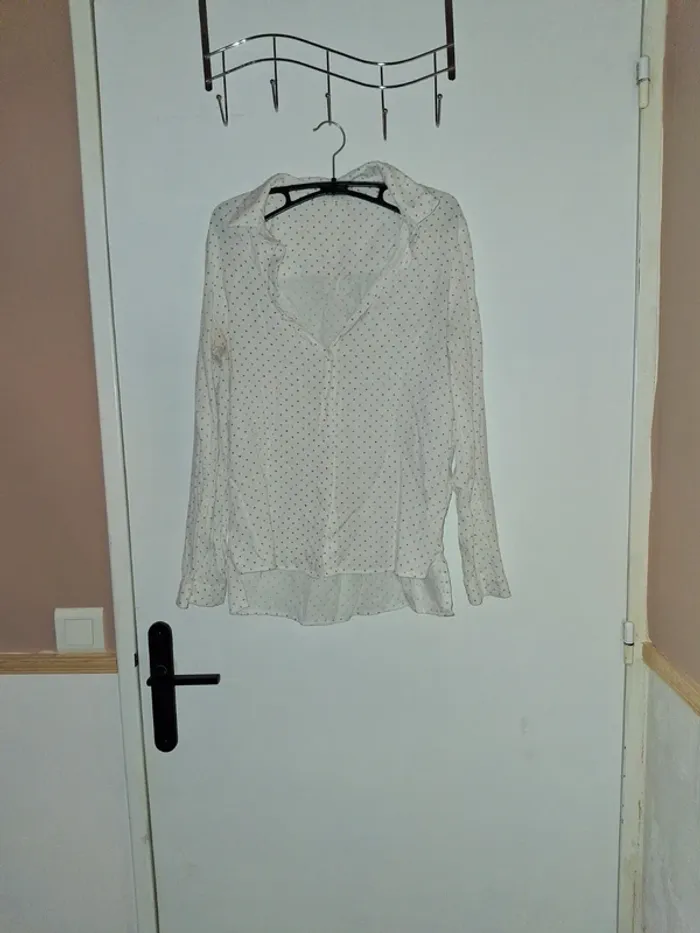Chemise blanche point rouge
