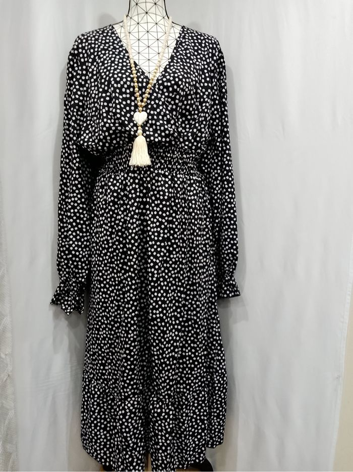 Robe maxi noire et blanche grande taille 48 col V, manches longues, élégante - photo numéro 3