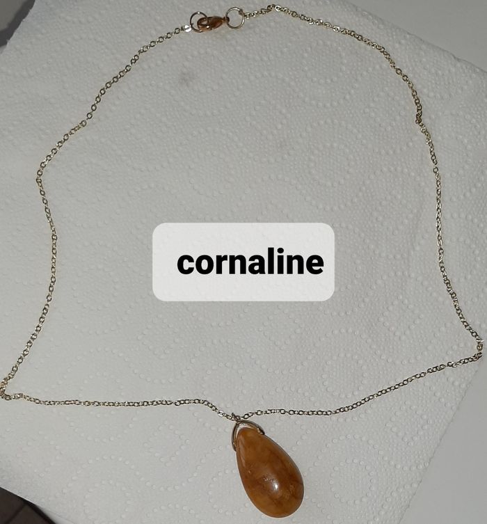 Pendentif cornaline / chaîne dorée