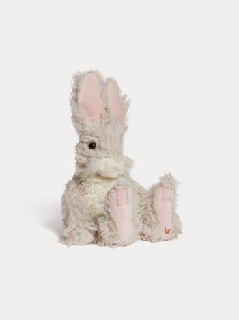 Peluche lapin béryl x bonpoint La peluche lapin Rowan grand format ravira les enfants avec ses grandes oreilles dressées et ses moustaches. Son long pelage est gage de douceur.



Museau et pattes brodées
Yeux en bille
Dimensions : 24 x 15 x 15 cm